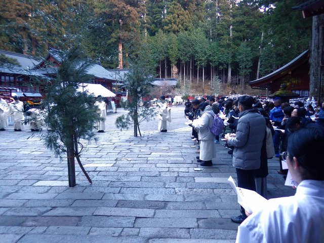 714�� �����̔N�����畸�߂̐V�N�� 03_�l�`�֑����_���E�Q��҂̑��P